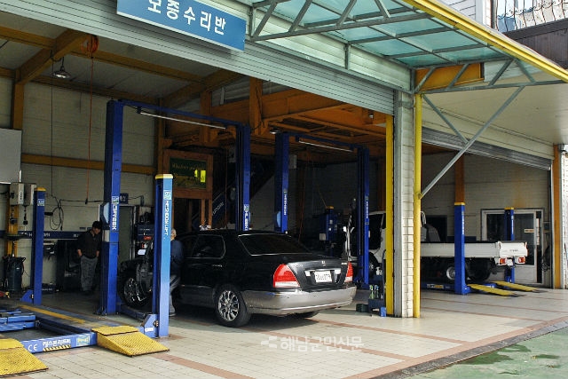 서귀포 종합카센터 대표 이미지 — 리프트에 차량이 올라간 정비 작업장