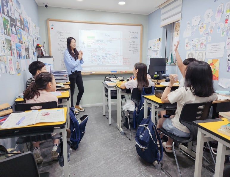 노형 영어학원 대표 이미지 — 소수정예 영어 수업 교실
